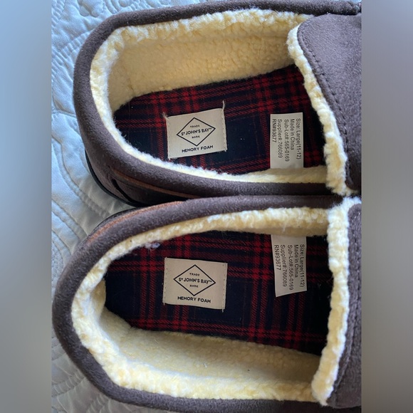 Men’s Slippers - Picture 2 of 5